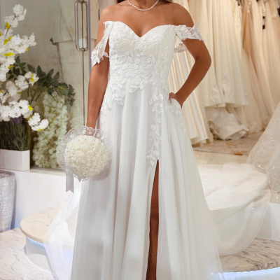 Vestido de noiva branco com aplicações de renda floral e racha na saia