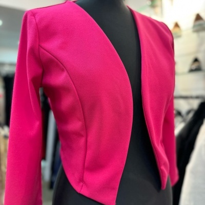 Blazer feminino rosa em tecido liso com corte assimétrico em manequim preto