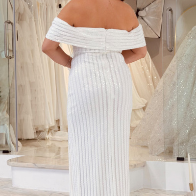 Vestido branco longo com lantejoulas e decote ombro a ombro visto das costas