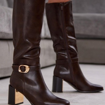 Botas castanho escuro com salto quadrado e fivela dourada