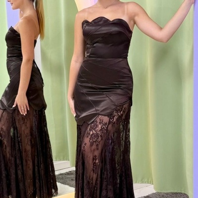Vestido preto longo com tecido acetinado e renda transparente