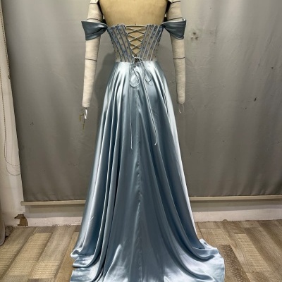 Vestido azul claro em tecido acetinado com corpete de pérolas e manga curta exibido em manequim