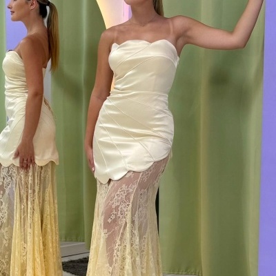 Vestido longo tomara que caia cetim crú com saia de renda bege transparente