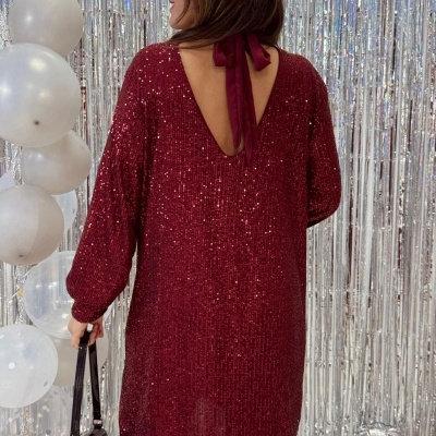 Vestido vermelho com lantejoulas e decote em bico com laço nas costas