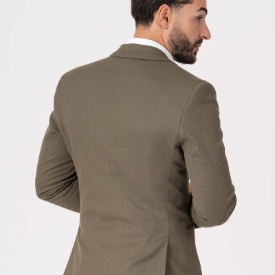 Blazer masculino bege visto de costas