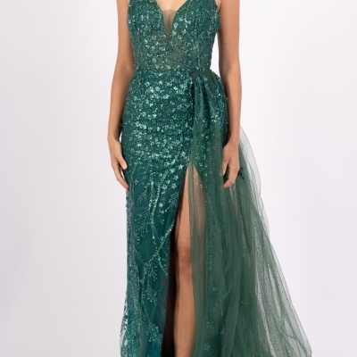 Vestido verde esmeralda com brilho e tule transparente, decote em V e fenda frontal.