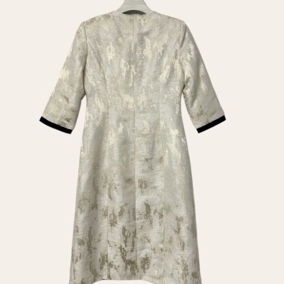 Vestido comprido cinzento e bege com manga 3/4 e barra preta nas mangas.