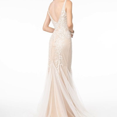 Vestido de festa longo nude com renda branca e decote em V nas costas