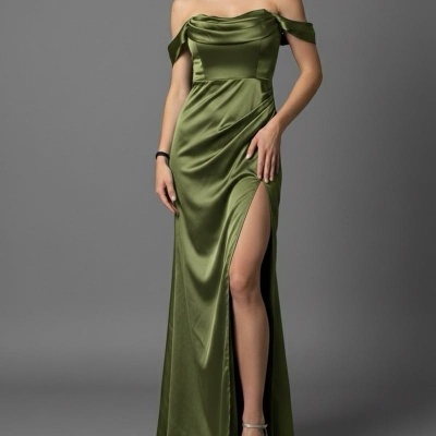 Vestido longo verde acetinado com racha alta e decote ombro a ombro