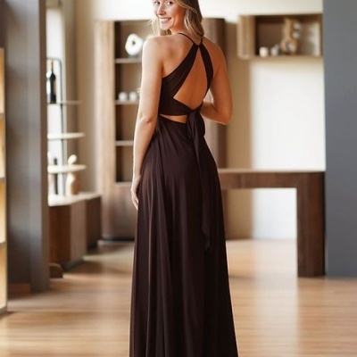 Vestido longo castanho escuro com costas abertas e alças cruzadas.