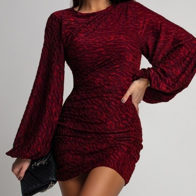 Vestido justo vermelho com padrão texturizado e mangas largas
