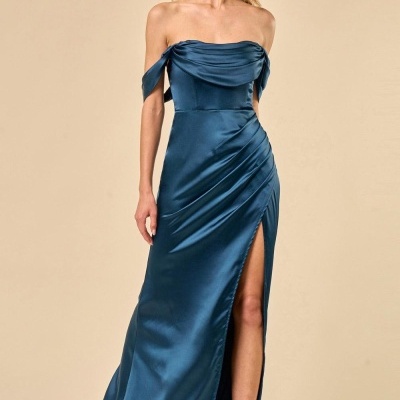 Vestido longo azul acetinado com decote ombro a ombro e fenda lateral