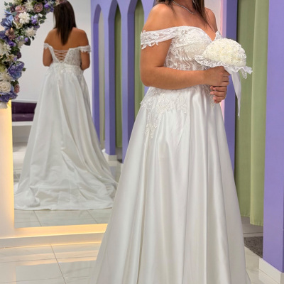 Vestido de noiva branco com renda e cauda