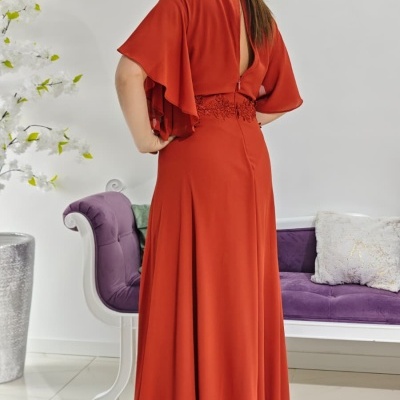 Vestido longo laranja avermelhado com mangas soltas e detalhes em renda na cintura