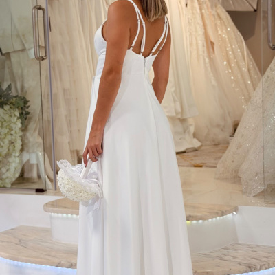 Vestido de noiva branco com alças duplas em boutique
