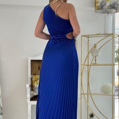 Vestido longo azul royal plissado com corte lateral mostrado de costas