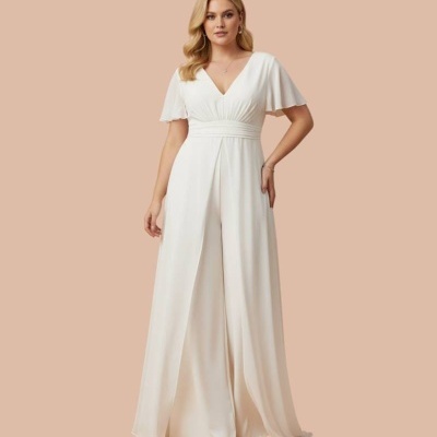 Macacão feminino branco com decote em V e mangas curtas