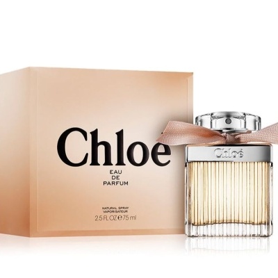 Frasco de perfume Chloe com caixa bege e fita rosa