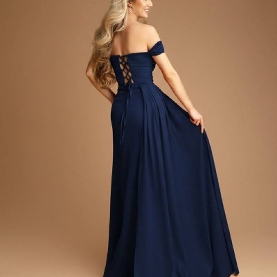 Vestido longo azul-marinho com alças caídas e costas laçadas