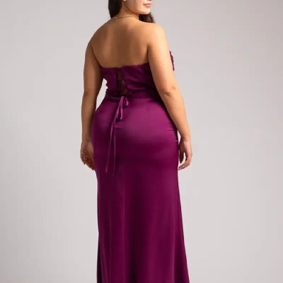 Vestido longo roxo com corpete e fecho de fitas nas costas