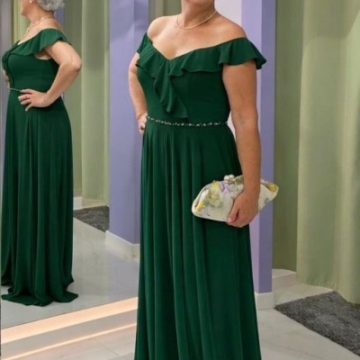 Vestido longo verde com decote ombro a ombro e detalhes brilhantes