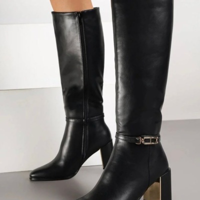 Botas pretas de salto médio com fivela dourada