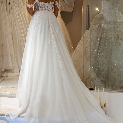 Vestido de noiva branco com bordados florais e corpete transparente vista de costas