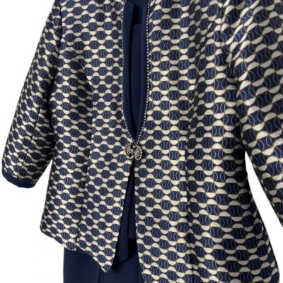 Casaco feminino azul com padrão geométrico bege em cabide branco