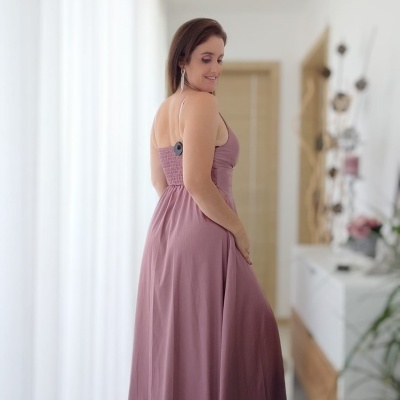 Vestido comprido rosa de alças finas num ambiente interior claro