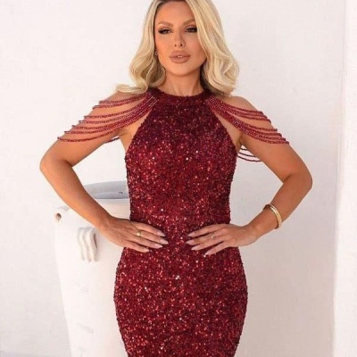 Vestido vermelho justo com lantejoulas e alças decorativas em contas