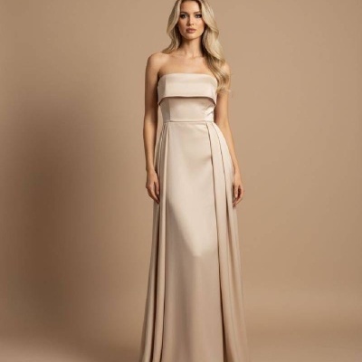 Vestido longo champanhe strapless com detalhe sobreposto e caimento fluido