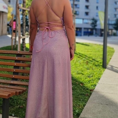 Vestido longo rosa cintilante com alças cruzadas