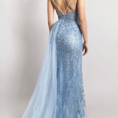 Vestido de festa azul claro com detalhes brilhantes e alças finas