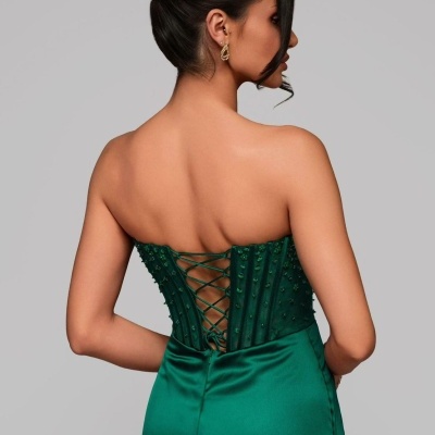 Vestido longo verde esmeralda com corpete bordado e amarração nas costas.