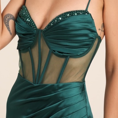 Vestido verde esmeralda acetinado com detalhes em tule e bordados brilhantes