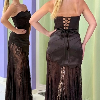 Vestido preto longo com corpete sem alças e saia rendada transparente
