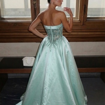 Vestido de festa azul claro com corpete bordado e saia longa em cetim