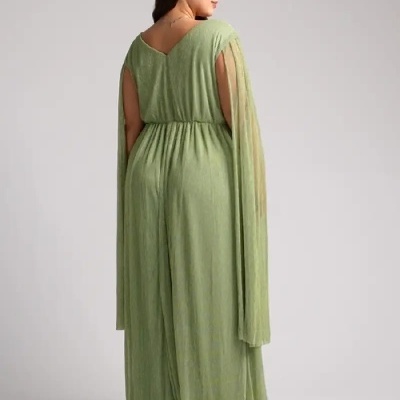 Macacão verde claro comprido com mangas soltas e cintura franzida, vista de costas