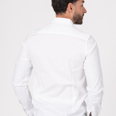 Camisa branca de manga comprida vista pelas costas em modelo masculino