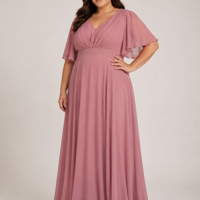 Modelo com vestido longo rosa de tecido fluido e mangas curtas amplas