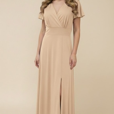 Vestido comprido bege com decote em V e fenda frontal