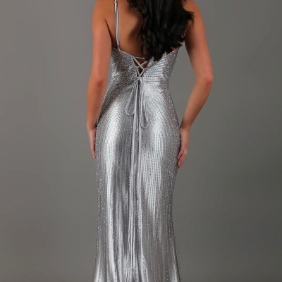 Vestido comprido prateado brilhante com tirantes finos e amarração nas costas