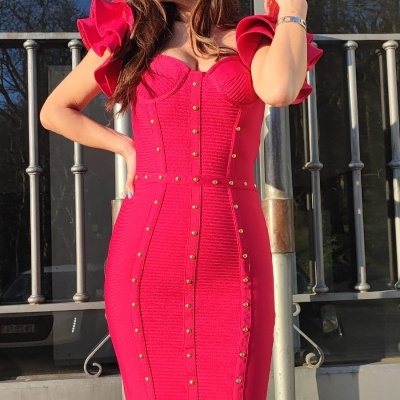 Vestido justo rosa com botões dourados e mangas com folhos