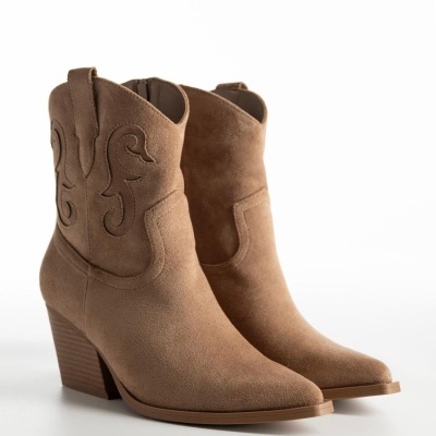 Botas castanhas em camurça com salto médio e bordados no cano