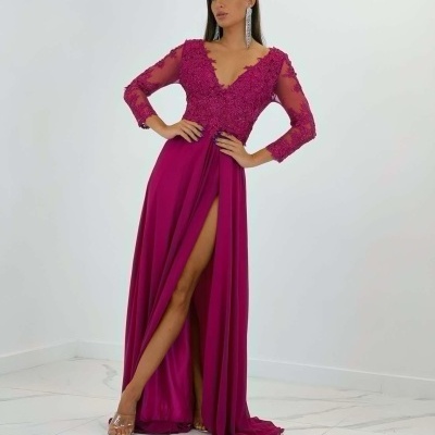 Vestido magenta longo com renda e fenda, em mulher num fundo branco