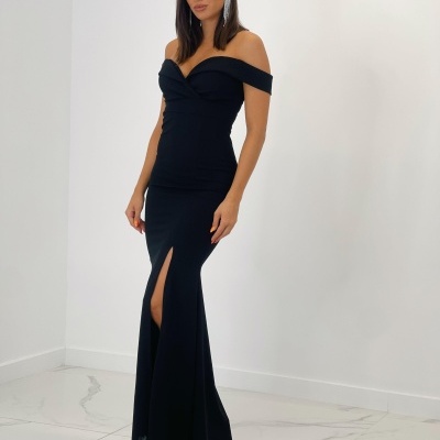 Vestido longo preto com decote ombro a ombro e fenda frontal