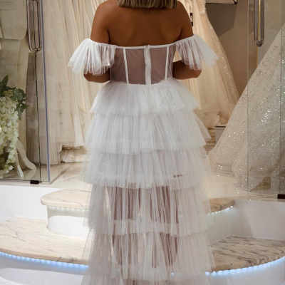 Vestido de noiva branco com camadas e mangas curtas de tule