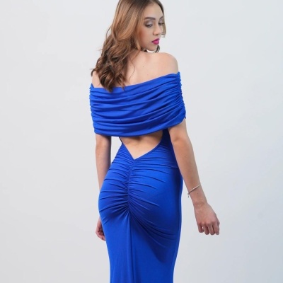 Vestido azul royal longo com decote ombro a ombro e detalhe franzido nas costas