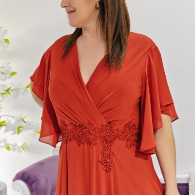 Vestido feminino laranja com renda floral na cintura e mangas curtas amplas