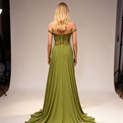 Vestido de noite verde oliva com detalhes bordados visto de costas em estúdio